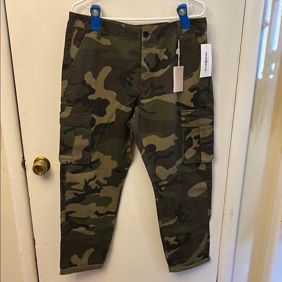 Cello Pants - Cello Women’s Camo Cargo Pants Green Size 11 NWT